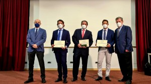 Los tres ponentes junto al vicepresidente del ICOEV, Dr Amengual y vocal científico, Carlos Labaig en la entrega del diploma.